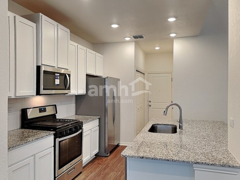 Building Photo - 2733 Meadowood Heights