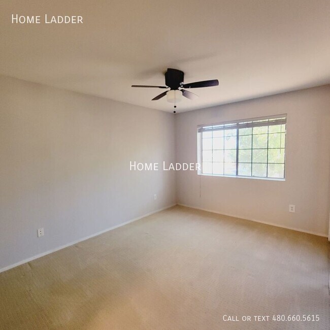 Building Photo - 1446 E Grovers Ave