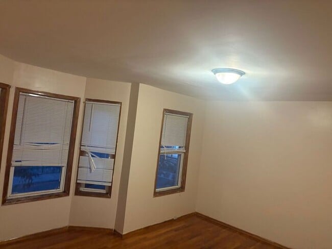 Building Photo - 5BR/1.5BA Row Home with Backyard and Laundry Hookups