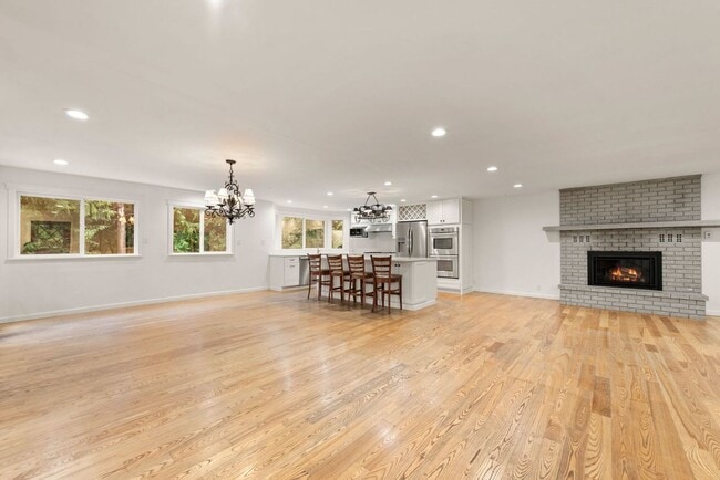 Building Photo - Beautiful & stunning 6-bed, 3-bath house in Edmonds for rent!