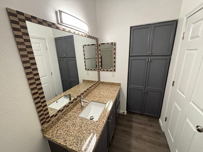 Building Photo - Modern 2bed/1.5bath  Condo nestled in a great area!