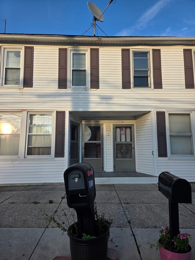 Primary Photo - 7 S Main St