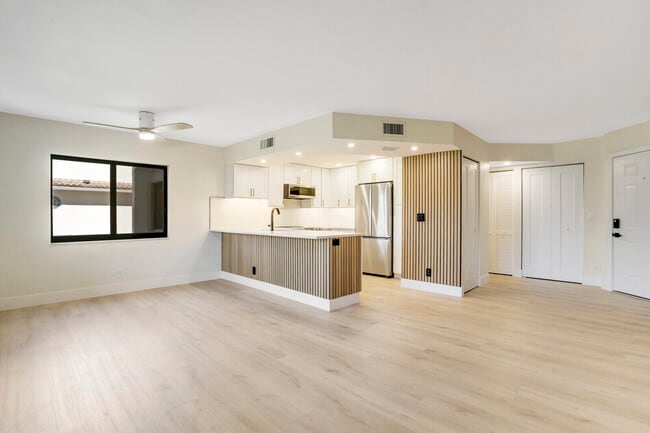 Building Photo - 1605 S US Hwy 1