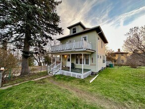 Building Photo - AVAILABLE JUNE - 4 Bed 1.5 Bath Spacious Home