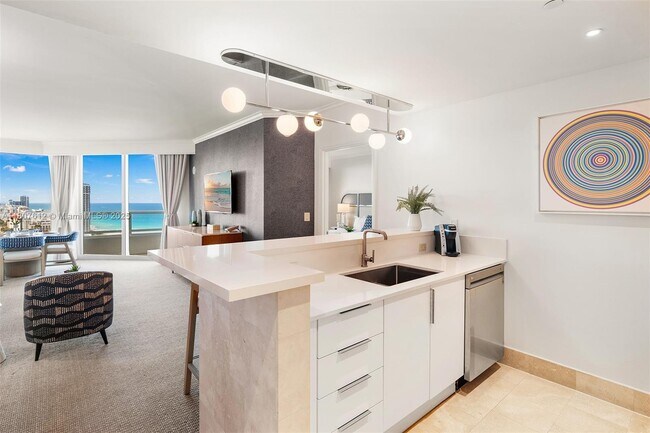 Building Photo - 4401 Collins Ave