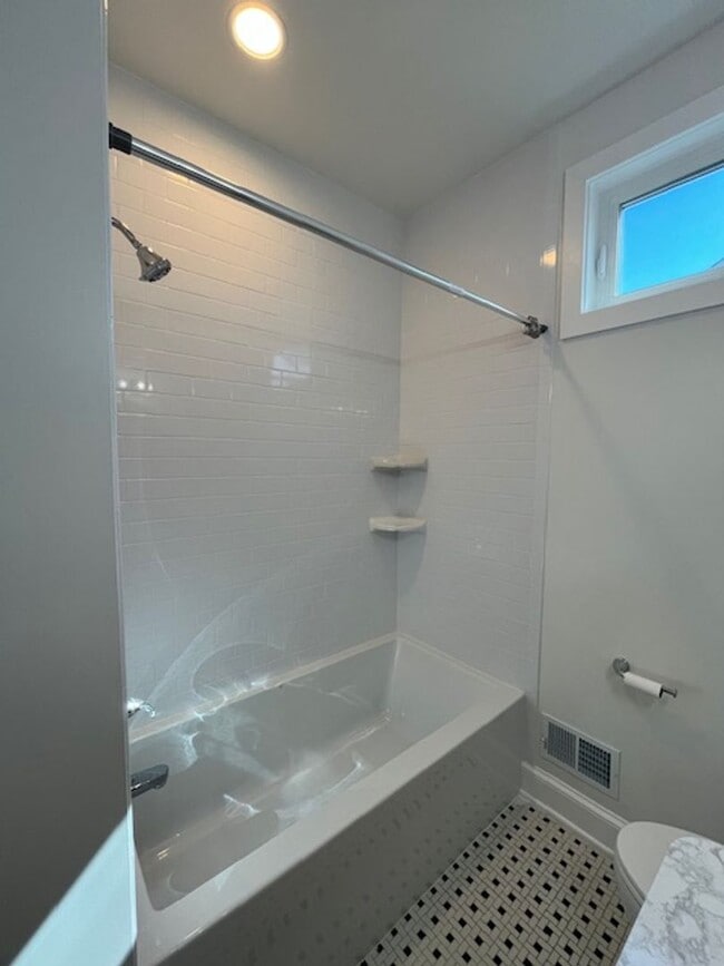 Building Photo - Newly-RENOVATED 2/2 House in a prime location!