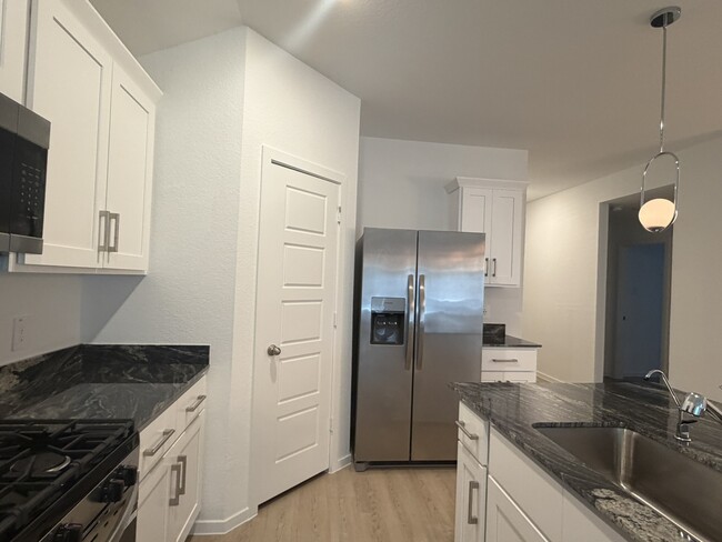 Building Photo - 523 Robin Ct