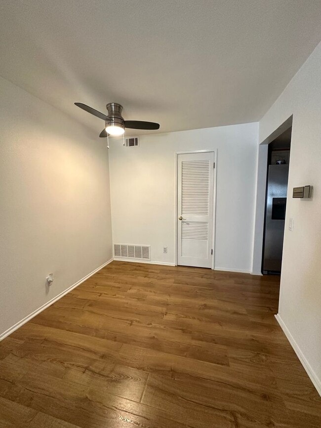 Building Photo - Rarely available 1 bedroom, 1 bathroom Con...