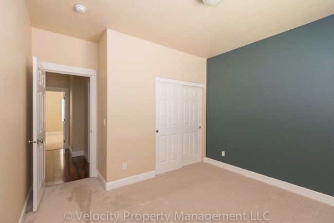 Building Photo - Beautiful home on a private cut-de-sac!