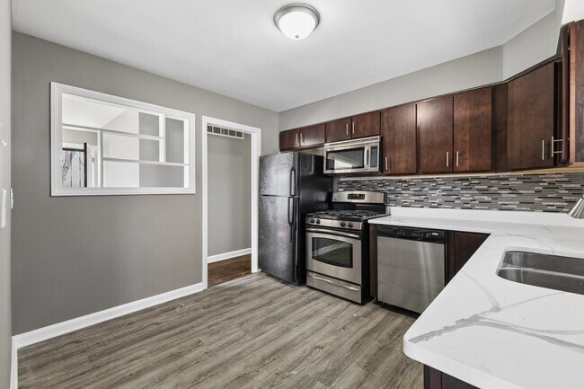 Building Photo - 815 W 187th St