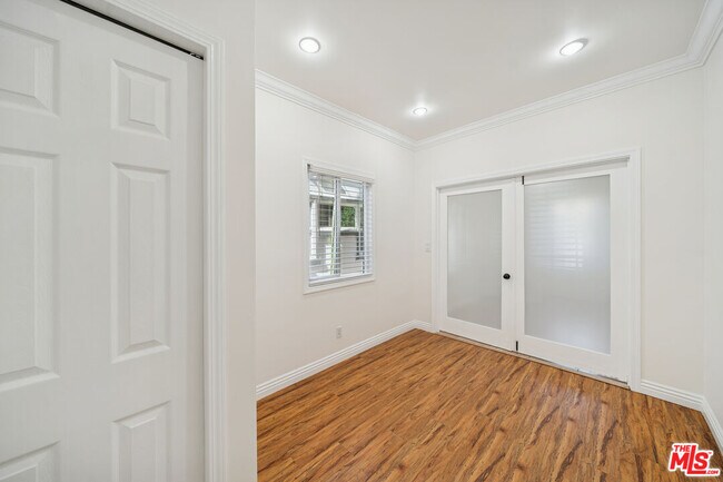 Building Photo - 6680 De Longpre Ave