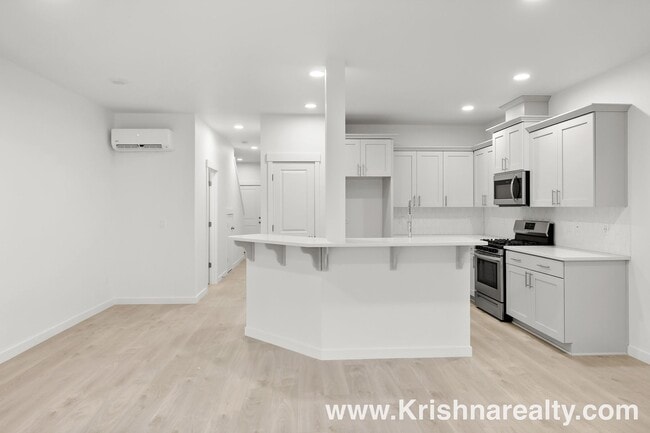 Building Photo - Beautiful 2021 Modern Build | 3 Bed | 2.5 Bath | Stylish Townhome in Laurel Woods