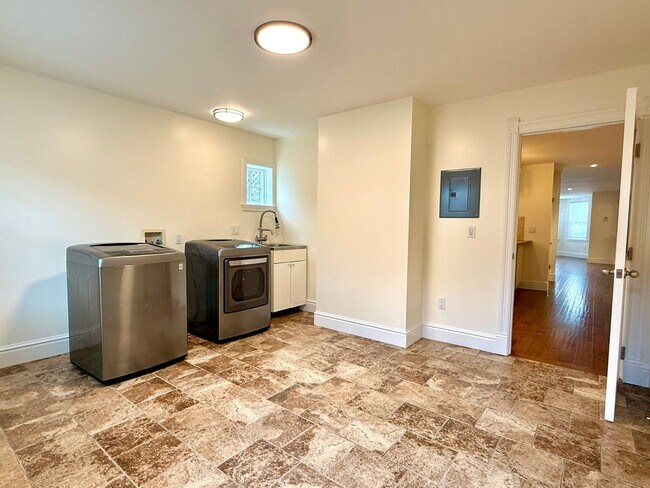 Building Photo - $2,400 / 2 BR - Beautifully Updated Home in Desirable Alameda Neighborhood