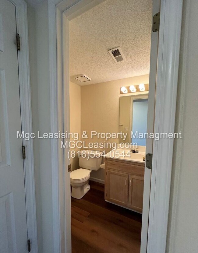Building Photo - Spacious Townhome in Lee's Summit with Fireplace, Garage, and In-Unit Laundry
