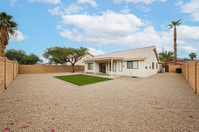Building Photo - Welcome to this Charming 3 BEDROOM , 2 BAT...