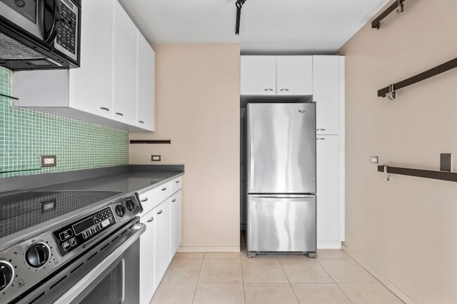 Building Photo - 4343 N Clarendon Ave