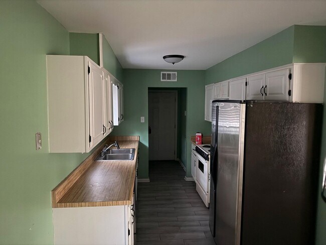 Building Photo - 6615 Hartford Dr