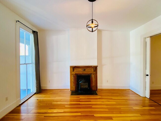 Building Photo - Beautifully Renovated 2bdrm/1.5bth Row House Located in Historic Church Hill!!