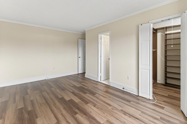 Building Photo - Martha Custis 319_