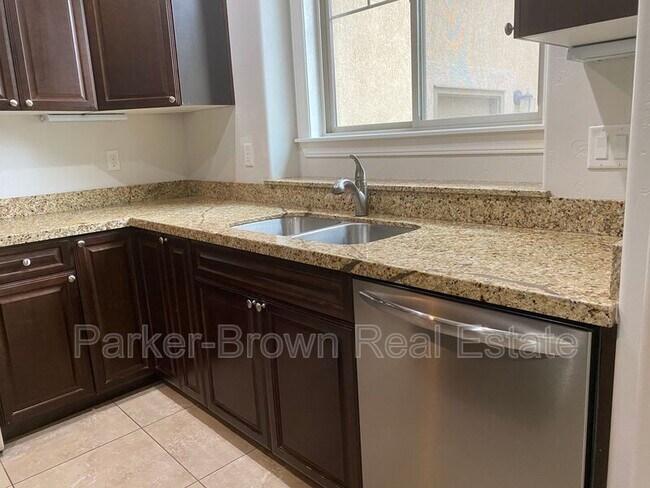 Building Photo - 5561 W Pkwy W