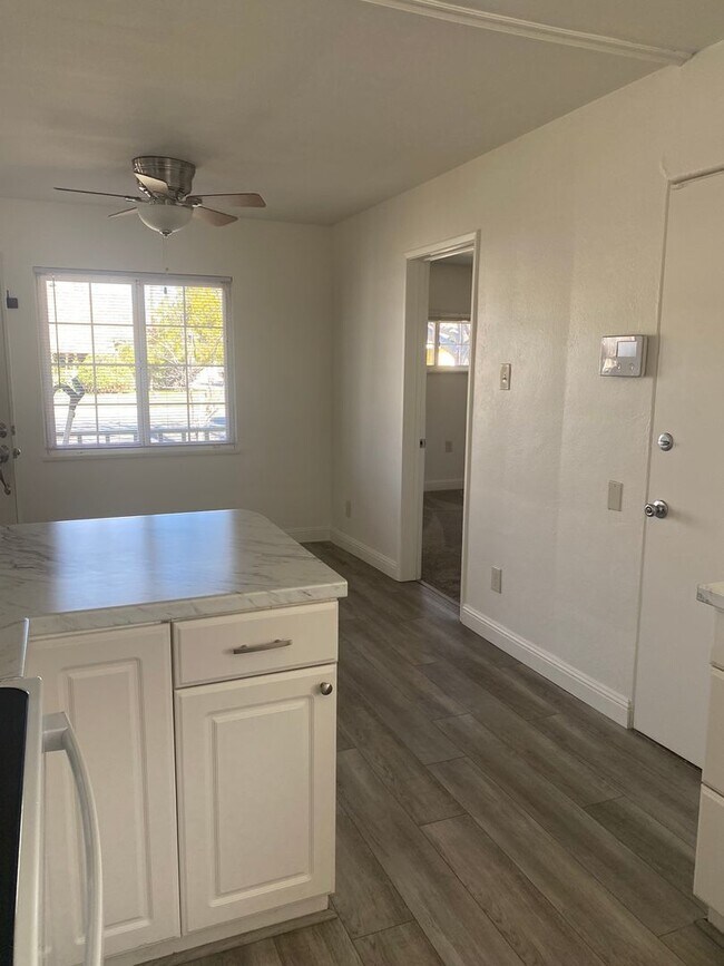 Building Photo - Sweet 4 bd, 2 bath, 2+car garage near MidTown