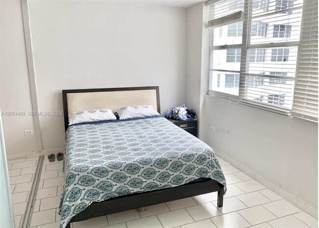 Building Photo - 905 Brickell Bay Dr