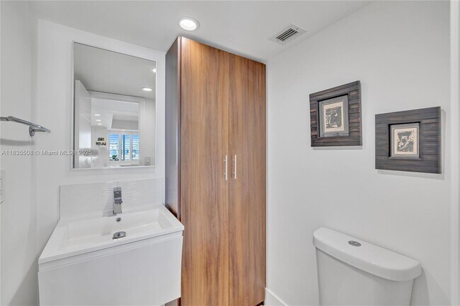 Building Photo - 2655 Collins Ave