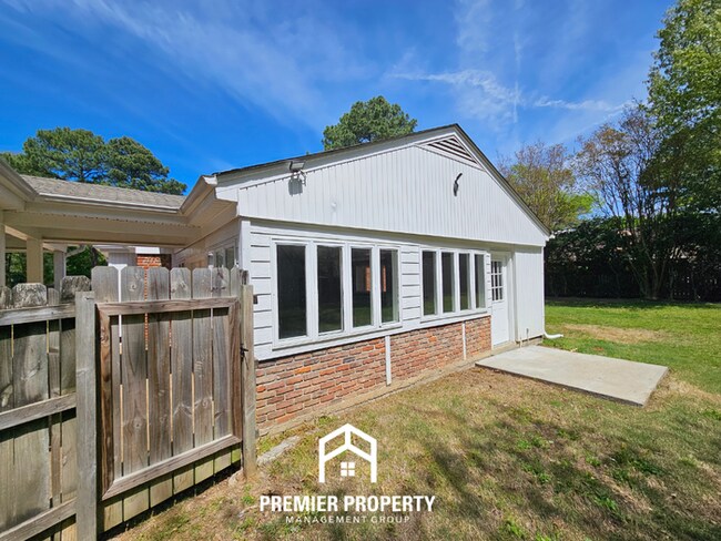 Building Photo - Massive 5BR/3BA Executive Home in East Memphis | Screened Porch & 2,200+ Sq Ft