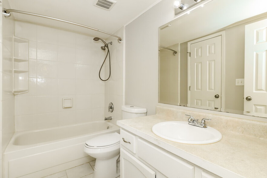 Building Photo - 2521 Country Lake Cir