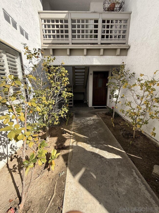 Building Photo - 524 Via De La Valle
