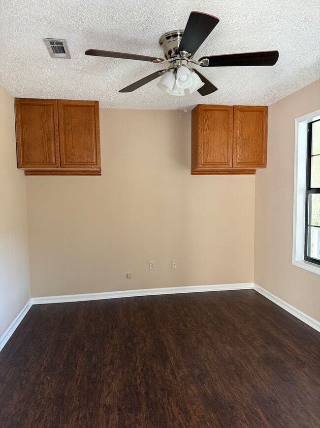 Building Photo - 156 Lakeside Dr