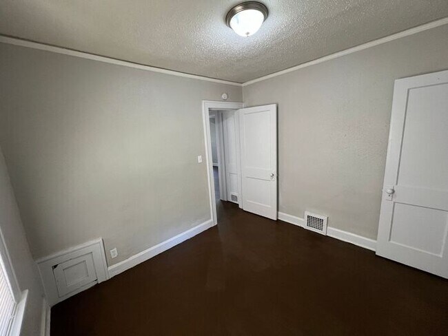 Building Photo - 3 Bed/1 Bath Home with Fenced Yard / Pet-Friendly / Vouchers Accepted / Coming Soon!