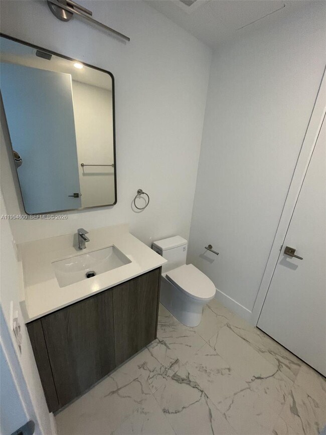 Building Photo - 17550 Collins Ave