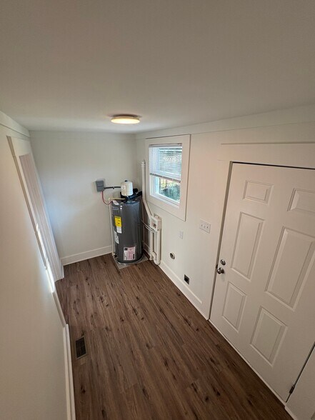 Building Photo - 409 Lilly Ave