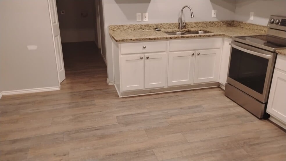 Building Photo - 211 W Huff Ave