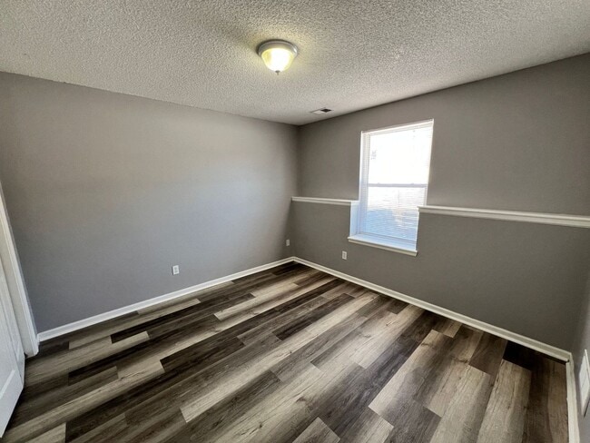 Building Photo - Spacious 3BR Duplex with Garage