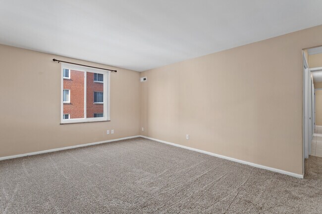 Master suite - 19425 Van Aken Blvd