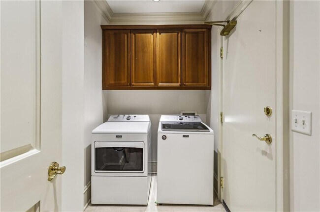 Building Photo - 2500 Peachtree Rd NW
