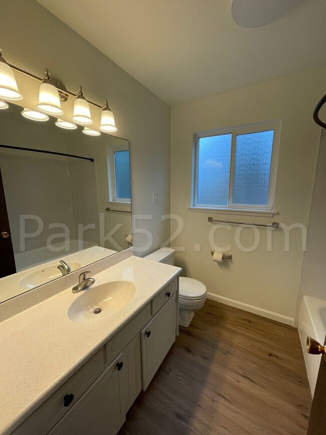 Building Photo - Fircrest Area 3 Bedroom Apartment