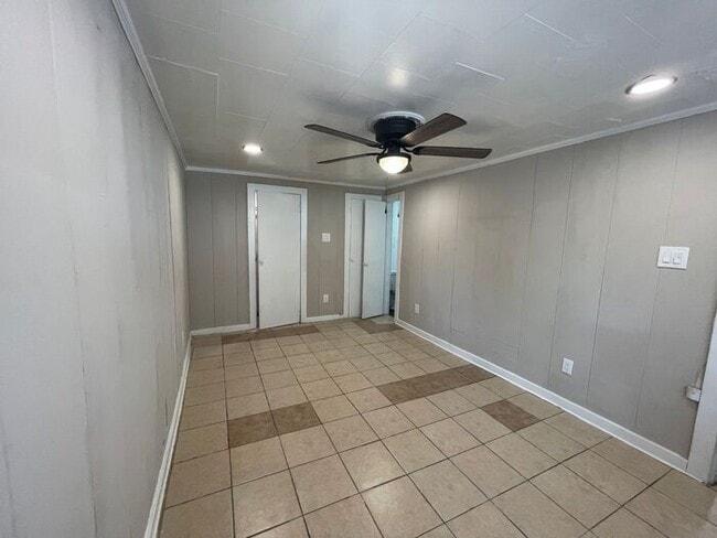 Building Photo - Cozy 1 Bedroom 1 Bath Downstairs Unit Read...