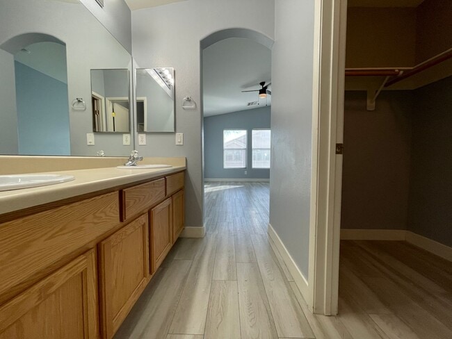 Building Photo - Cute 2 bed 2 bath townhouse with 1 car garage and washer and dryer in unit