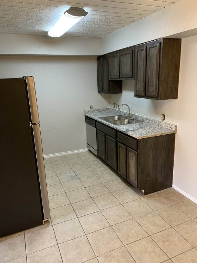 Kitchen features new stainless steel appliances, tile flooring & granite countertops. - Midtown Park Apartments