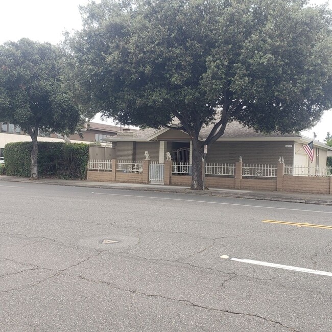 Building Photo - 14711 Yorba St