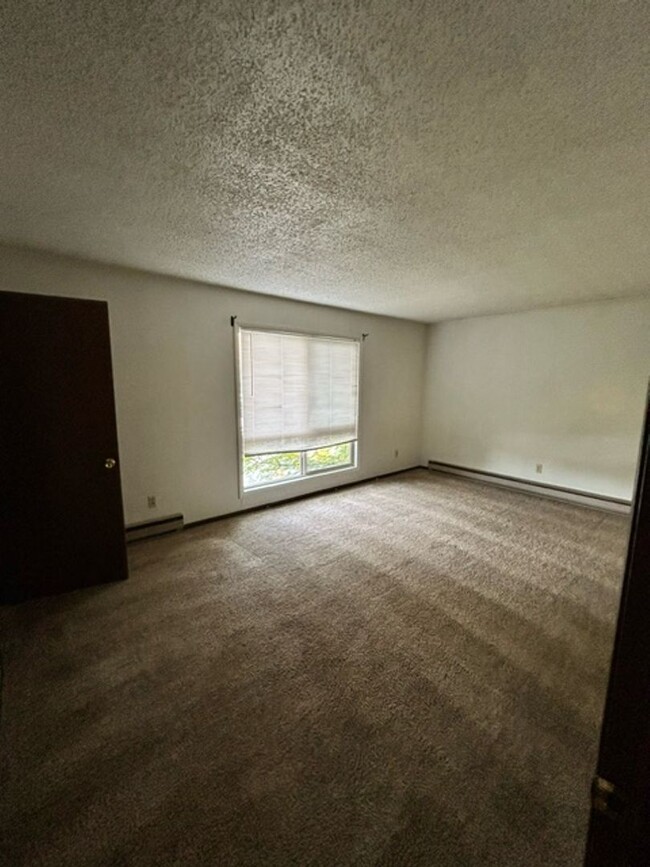 Building Photo - 2 Bedroom 1 Bathroom Centrally Located -MO...