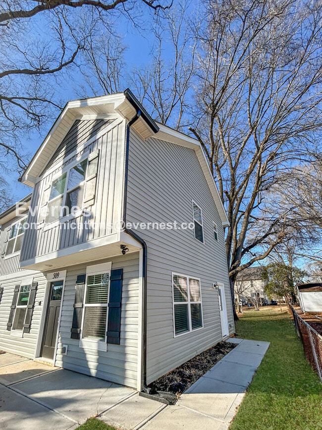 Building Photo - 3 Bed/2.5 Bath Home with Off-Street Parking / Pet-Friendly / Vouchers Accepted