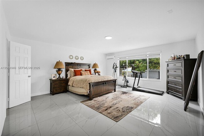 Building Photo - 756 W 53rd St