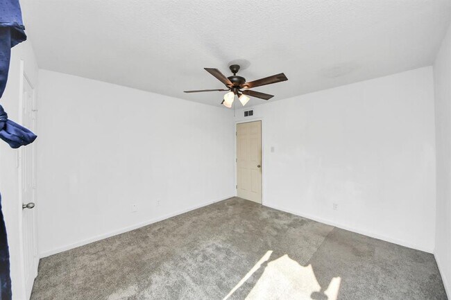 Building Photo - 8100 Creekbend Dr