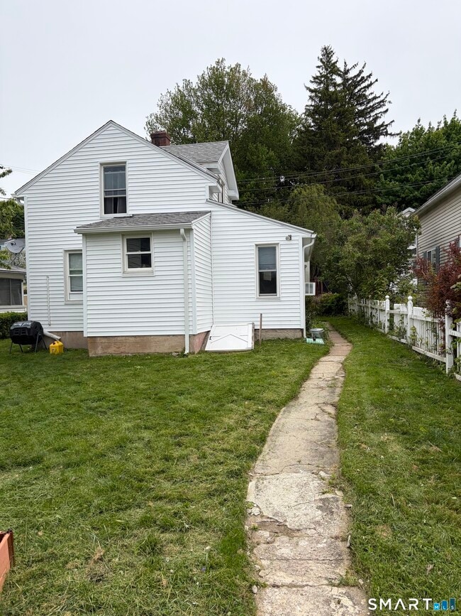 Building Photo - 5 Hillside Ct