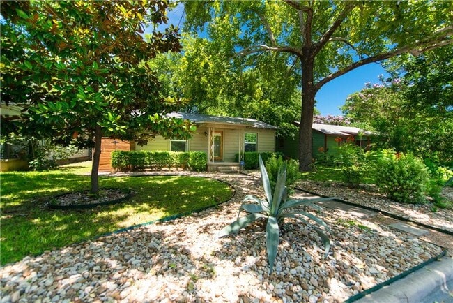 Building Photo - 906 E 53rd St