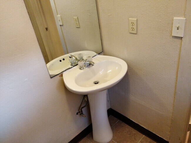 Building Photo - 232 1/2 and 232 Wilson